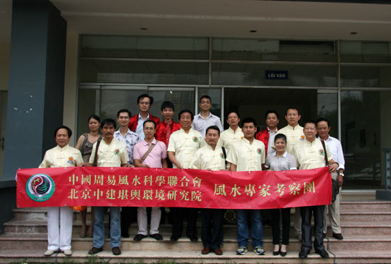 考察结束后在该企业门前合影留念